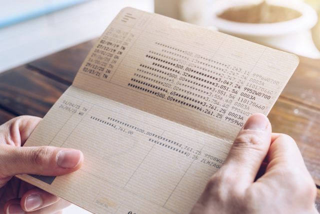 Đến tuổi 40 mới hiểu: Gửi tiết kiệm kh&ocirc;ng phải cứ chọn l&atilde;i suất cao nhất l&agrave; c&oacute; lợi - Ảnh 1.