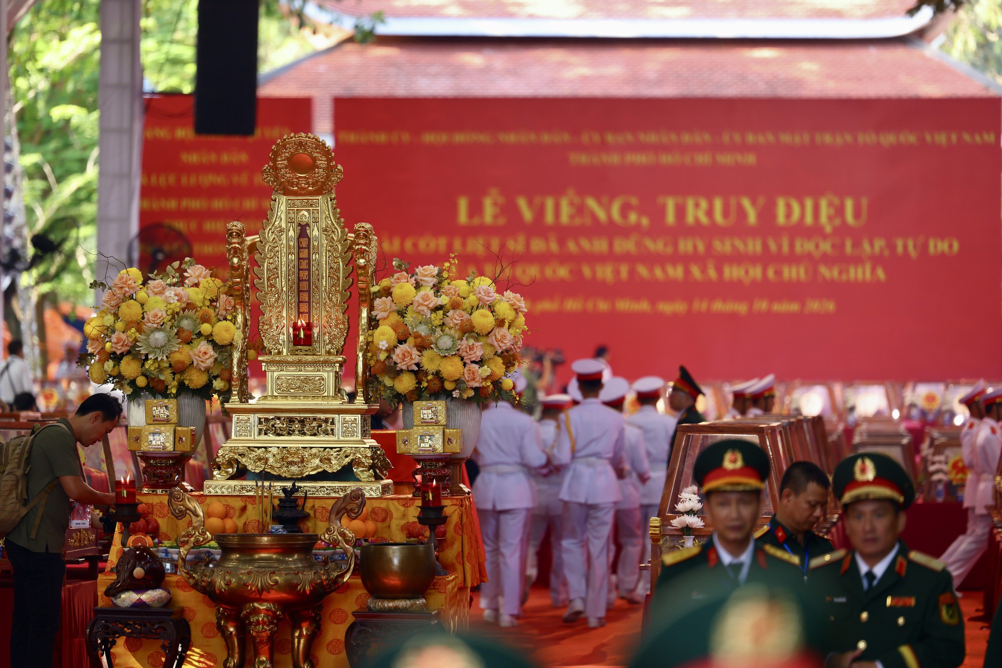 Người d&acirc;n tiễn đưa 731 liệt sĩ tại C&ocirc;ng vi&ecirc;n L&ecirc; Thị Ri&ecirc;ng s&aacute;ng 14 / 10 - Ảnh 1.