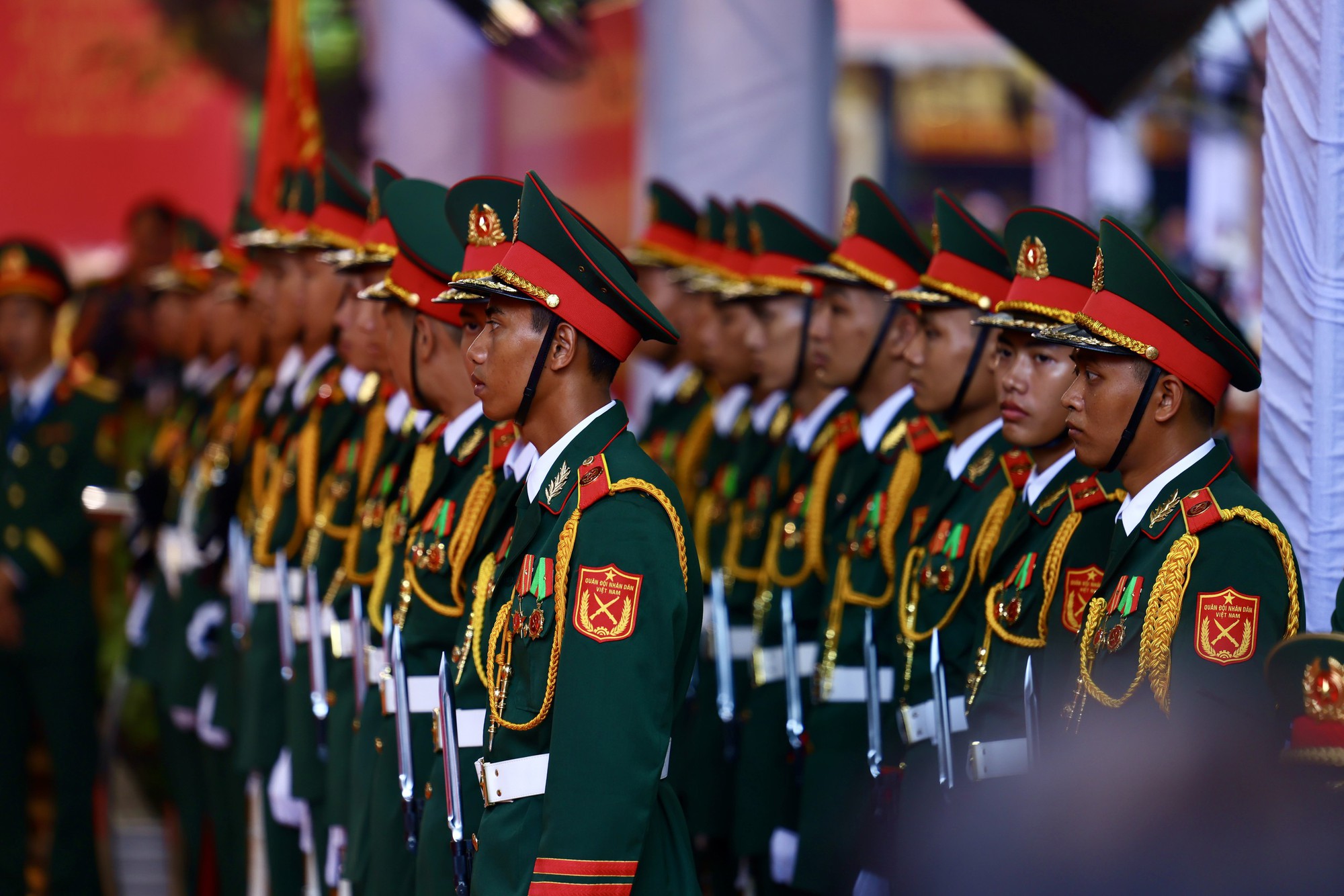Người d&acirc;n tiễn đưa 731 liệt sĩ tại C&ocirc;ng vi&ecirc;n L&ecirc; Thị Ri&ecirc;ng s&aacute;ng 14 / 10 - Ảnh 4.