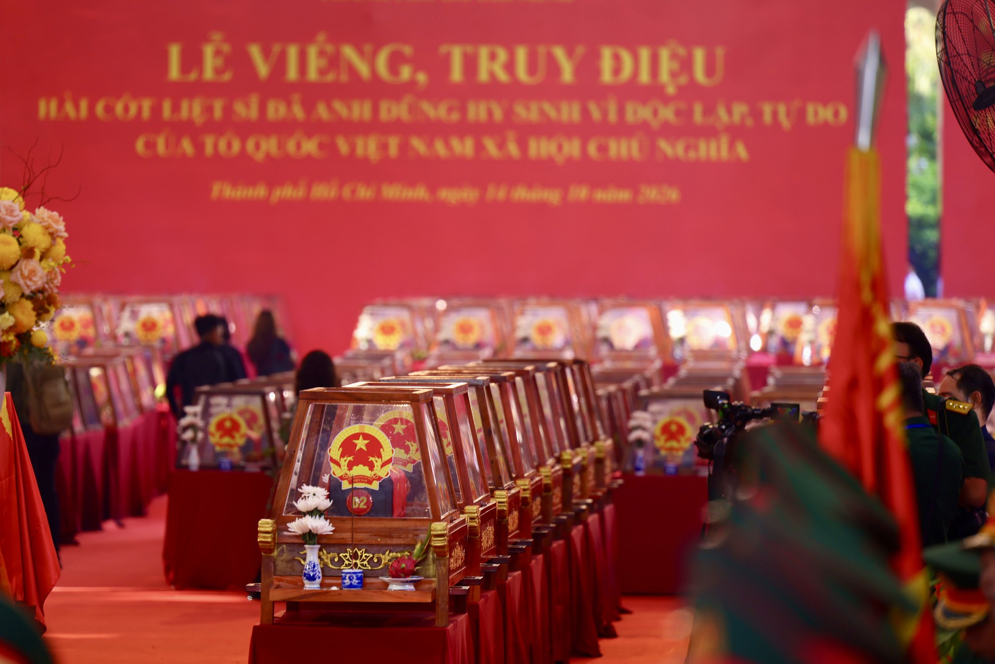 Người d&acirc;n tiễn đưa 731 liệt sĩ tại C&ocirc;ng vi&ecirc;n L&ecirc; Thị Ri&ecirc;ng s&aacute;ng 14 / 10 - Ảnh 2.