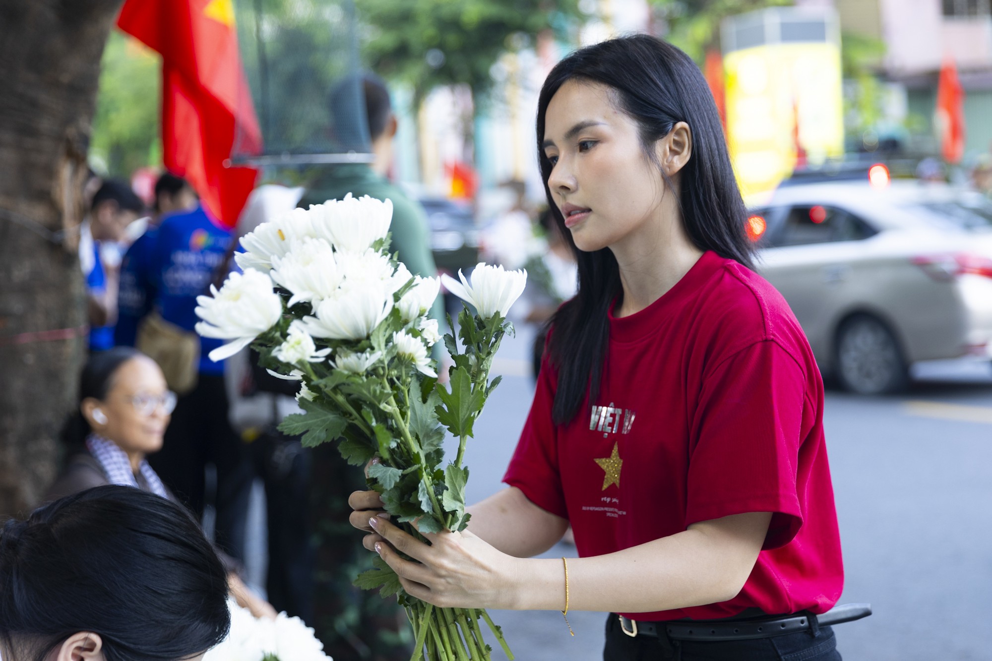 TP . HCM tiễn đưa 731 liệt sĩ bằng 1 . 500 Bông cúc trắng đầy xúc động - Ảnh 8. TP . HCM tiễn đưa 731 liệt sĩ bằng 1 . 500 Bông cúc trắng đầy xúc động - Ảnh 8.