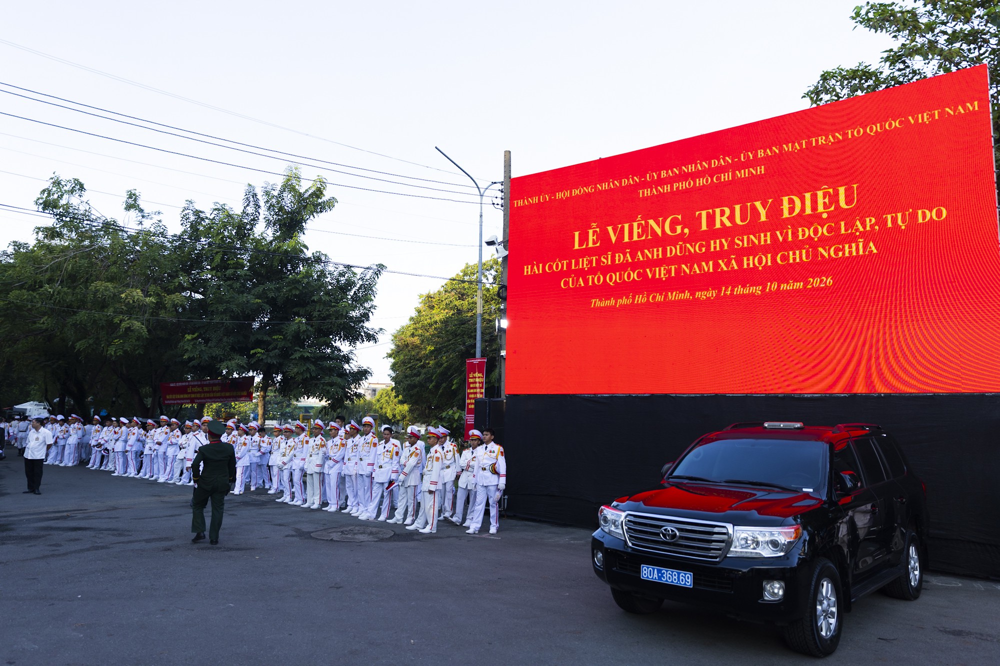 Người d&acirc;n tiễn đưa 731 liệt sĩ tại C&ocirc;ng vi&ecirc;n L&ecirc; Thị Ri&ecirc;ng s&aacute;ng 14 / 10 - Ảnh 17.