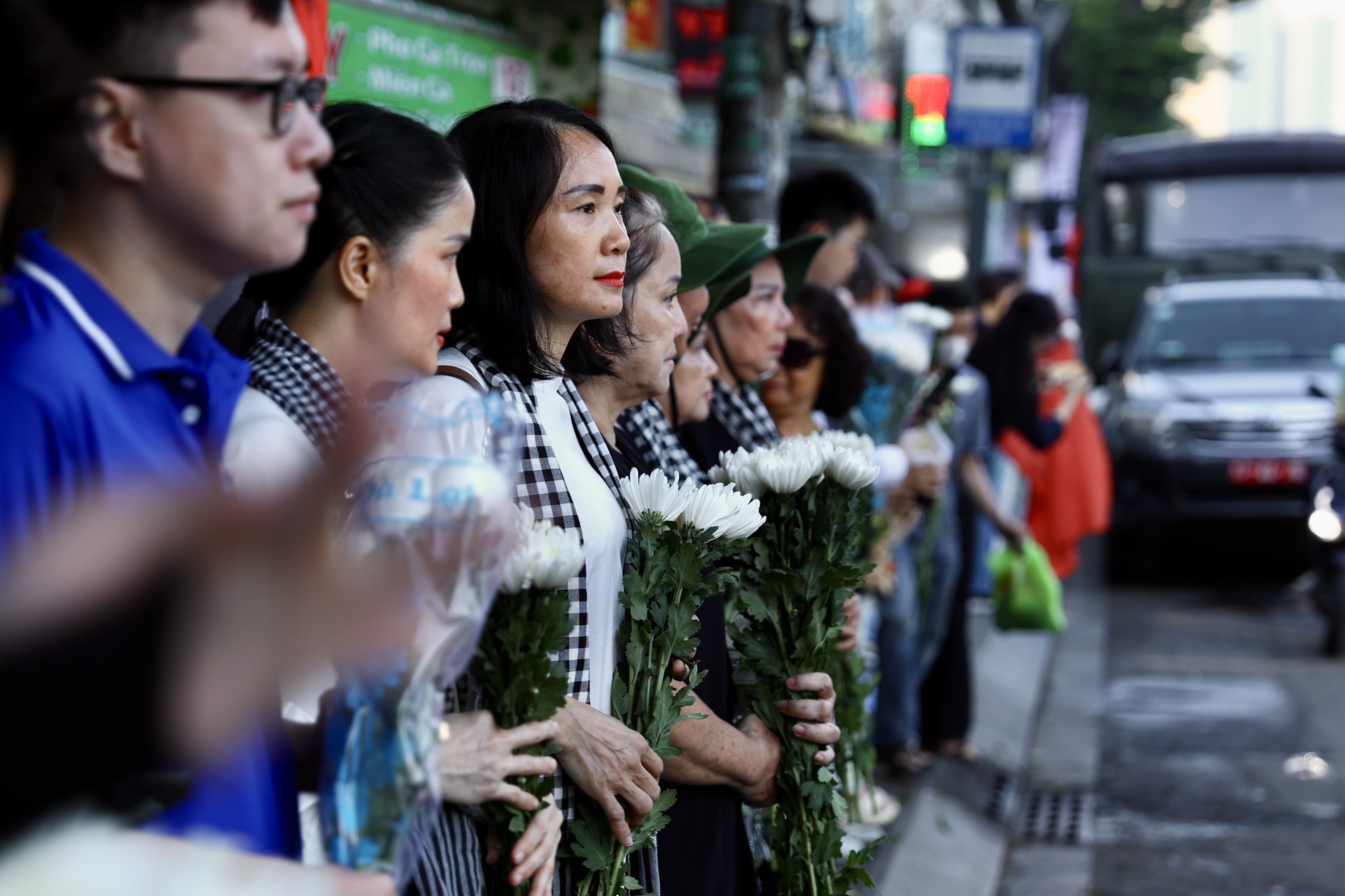 Người d&acirc;n tiễn đưa 731 liệt sĩ tại C&ocirc;ng vi&ecirc;n L&ecirc; Thị Ri&ecirc;ng s&aacute;ng 14 / 10 - Ảnh 7.