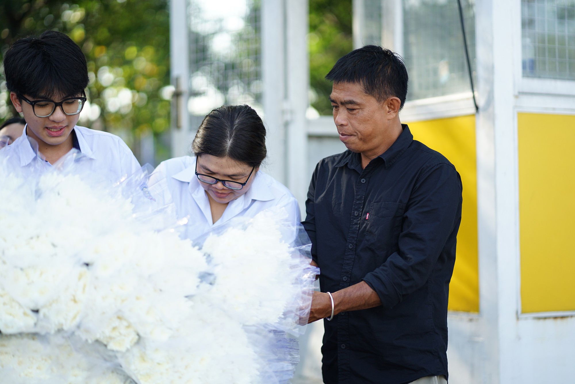 TP . HCM tiễn đưa 731 liệt sĩ bằng 1 . 500 Bông cúc trắng đầy xúc động - Ảnh 3. TP . HCM tiễn đưa 731 liệt sĩ bằng 1 . 500 Bông cúc trắng đầy xúc động - Ảnh 3.