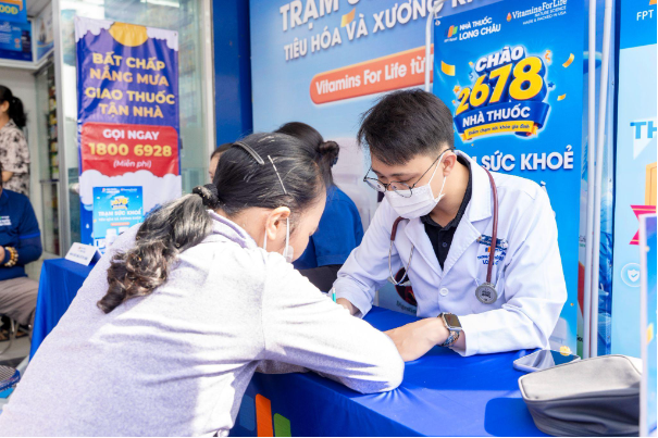 Long Ch&acirc;u c&ugrave;ng Hội Thầy thuốc trẻ Việt Nam, 16 h&atilde;ng dược đa quốc gia hợp lực đưa b&aacute;c sĩ đến gần người d&acirc;n - Ảnh 5.