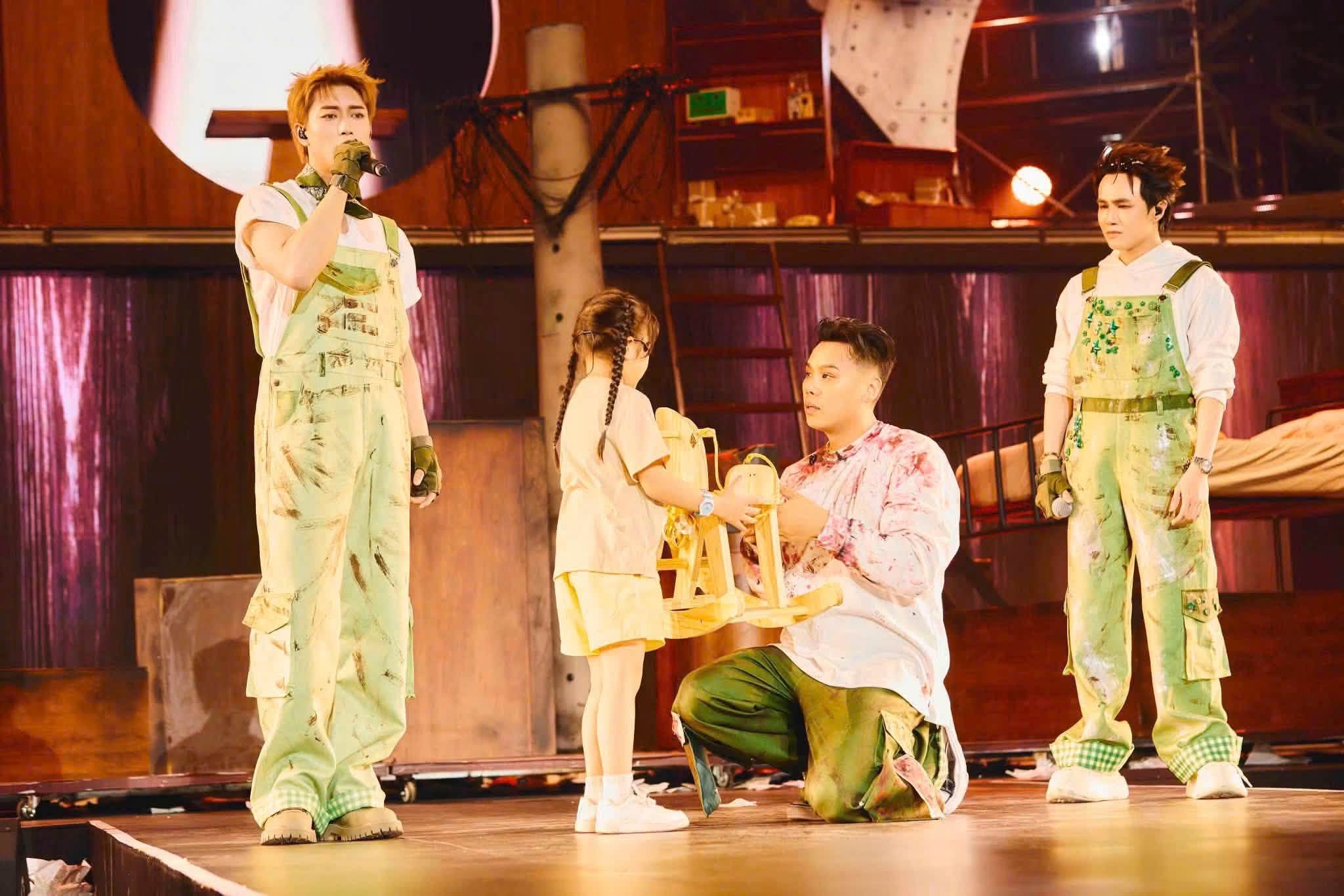 "Em bé Nhong Nhong Nhong" tập luyện cùng các anh tài trước thềm concert ATVNCG 2026, bé nhất nhà nên được cưng chiều hết nấc- Ảnh 2.