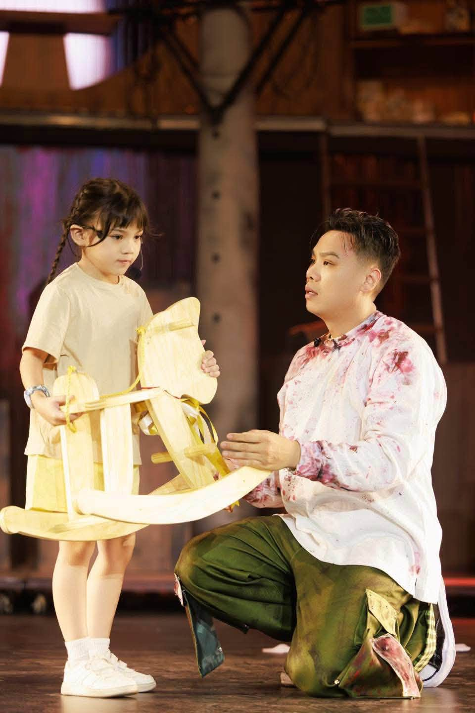 "Em bé Nhong Nhong Nhong" tập luyện cùng các anh tài trước thềm concert ATVNCG 2026, bé nhất nhà nên được cưng chiều hết nấc- Ảnh 3.