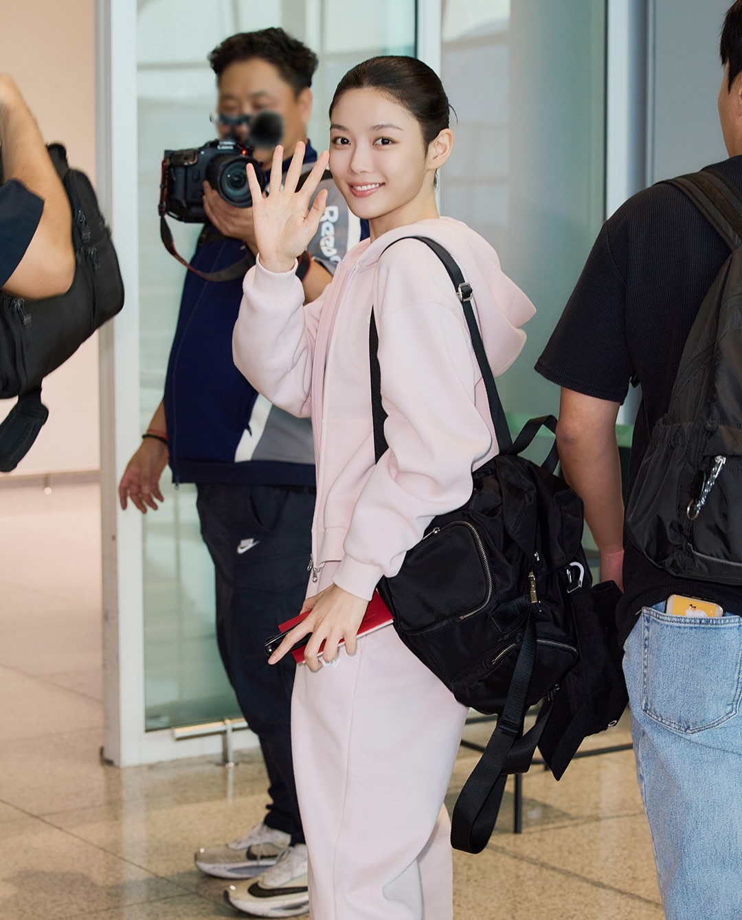 Kim Yoo Jung đổi style năng động v&agrave; hiện đại , đẹp kh&ocirc;ng g&oacute;c chết - Ảnh 4.