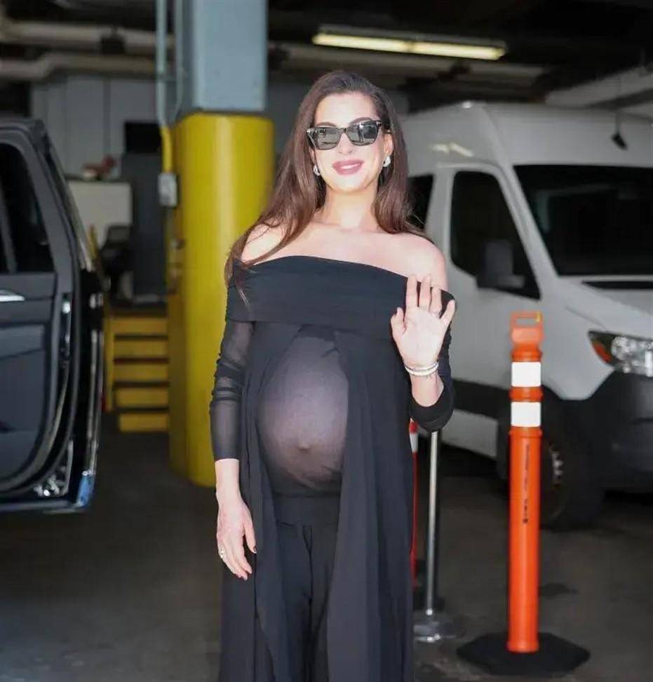 Gallery - Anne Hathaway mang thai lần ba ở tuổi U50, tự tin khoe bụng bầu với trang phục xuyên thấu nhưng lại gây ra nhiều tranh luận - image 1