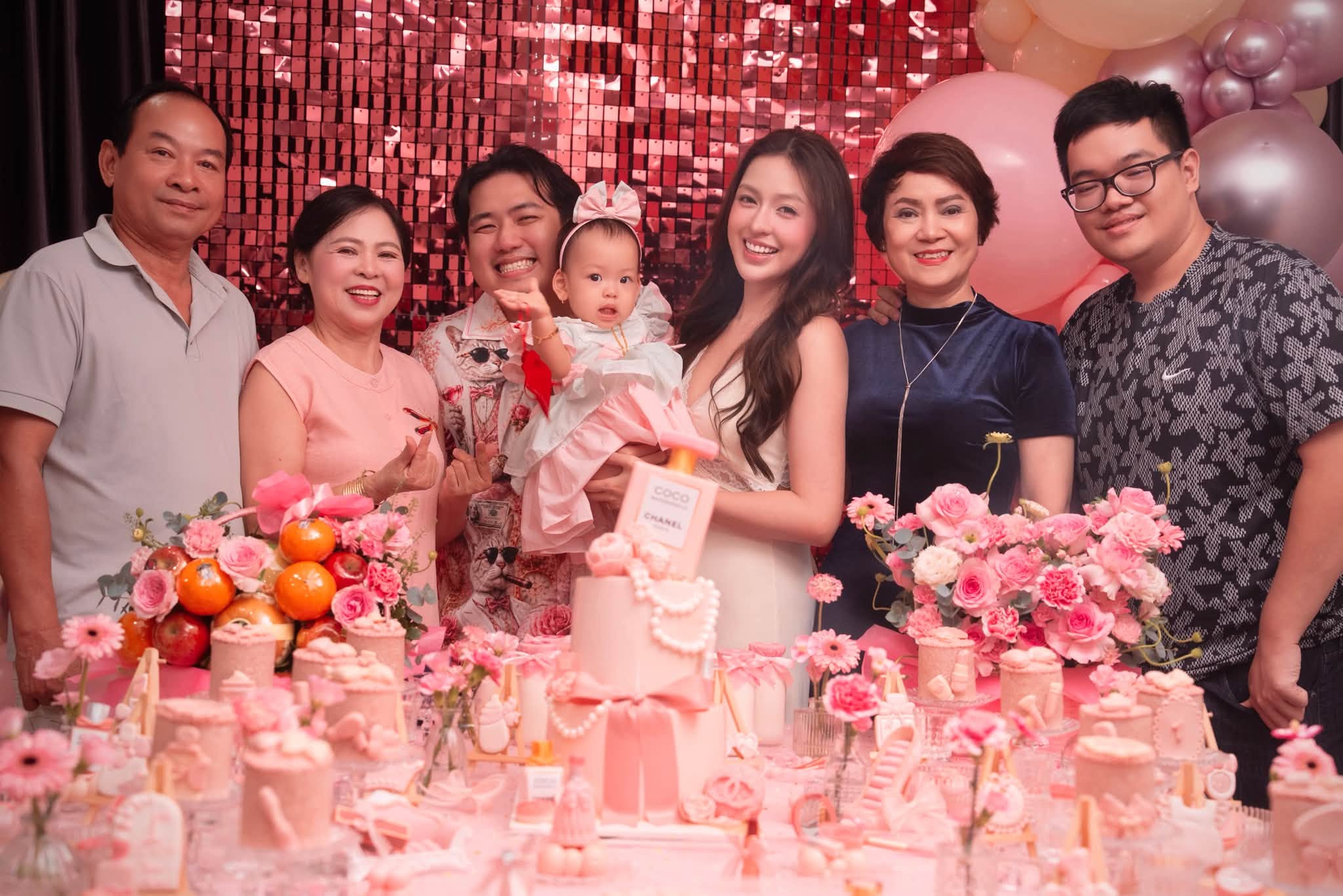 Hot girl Trần Thanh Tâm chi gần 1 tỷ đồng làm thôi nôi hoành tráng cho con gái đầu lòng: Chịu chi vì muốn con có kỷ niệm tuyệt vời nhất - Ảnh 1.