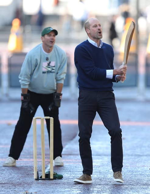Th&acirc;n vương William h&ograve;a m&igrave;nh v&agrave;o trận cricket tại London , tạo dấu ấn gần gũi Trong năm 2026 - Ảnh 4.