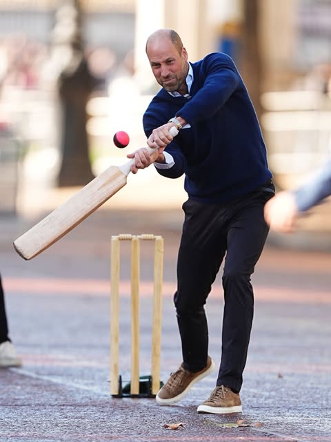 Th&acirc;n vương William h&ograve;a m&igrave;nh v&agrave;o trận cricket tại London , tạo dấu ấn gần gũi Trong năm 2026 - Ảnh 6.