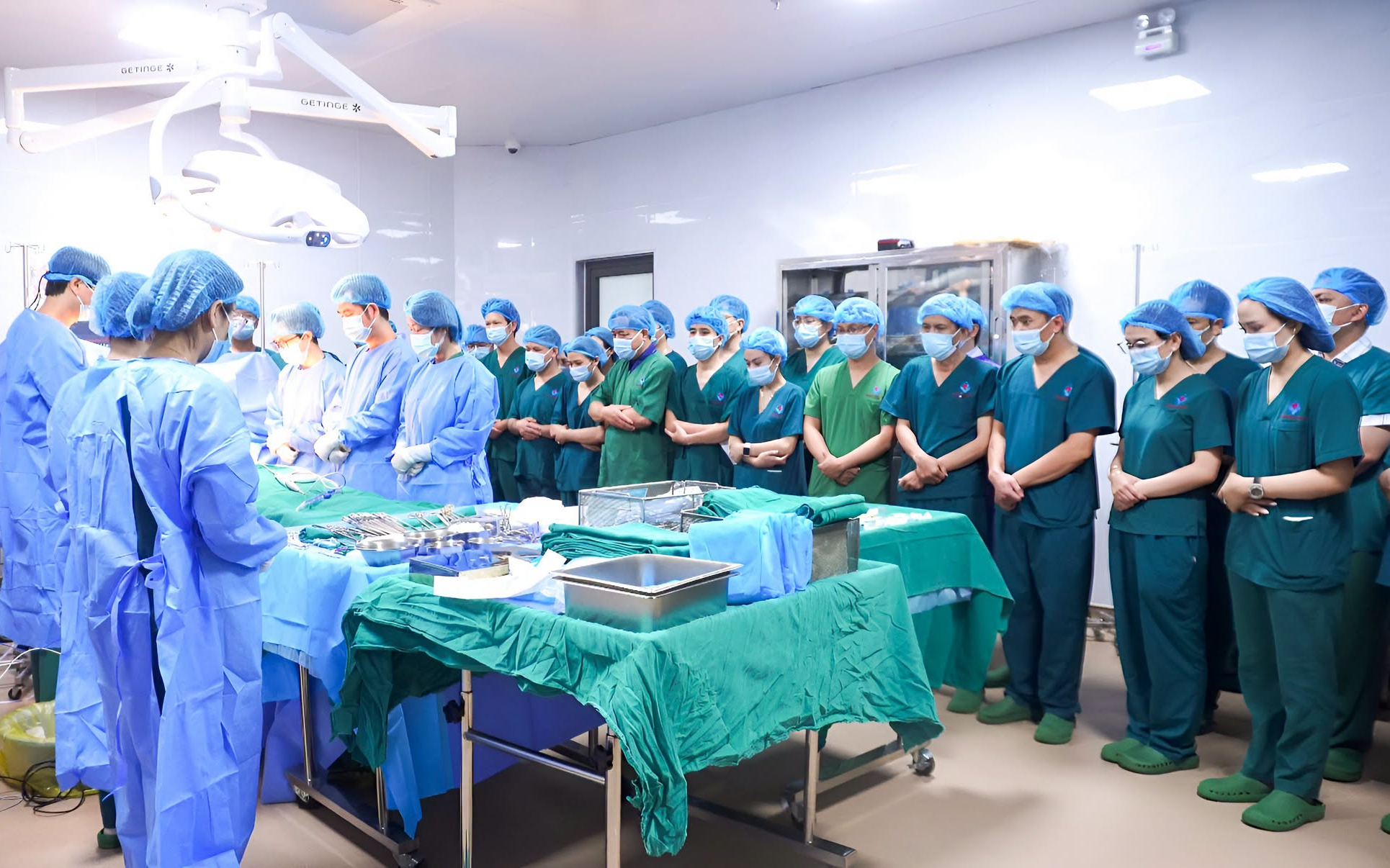 B&eacute; trai 4 tuổi ngứa mắt, mẹ sốc khi b&aacute;c sĩ gắp ra thứ 