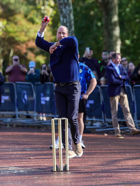 Th&acirc;n vương William h&ograve;a m&igrave;nh v&agrave;o trận cricket tại London , tạo dấu ấn gần gũi Trong năm 2026 - Ảnh 5.