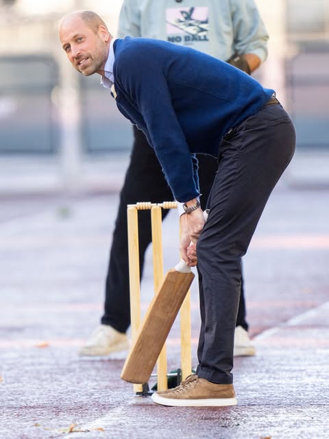 Th&acirc;n vương William h&ograve;a m&igrave;nh v&agrave;o trận cricket tại London , tạo dấu ấn gần gũi Trong năm 2026 - Ảnh 2.