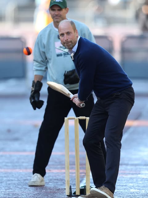 Th&acirc;n vương William h&ograve;a m&igrave;nh v&agrave;o trận cricket tại London , tạo dấu ấn gần gũi Trong năm 2026 - Ảnh 7.