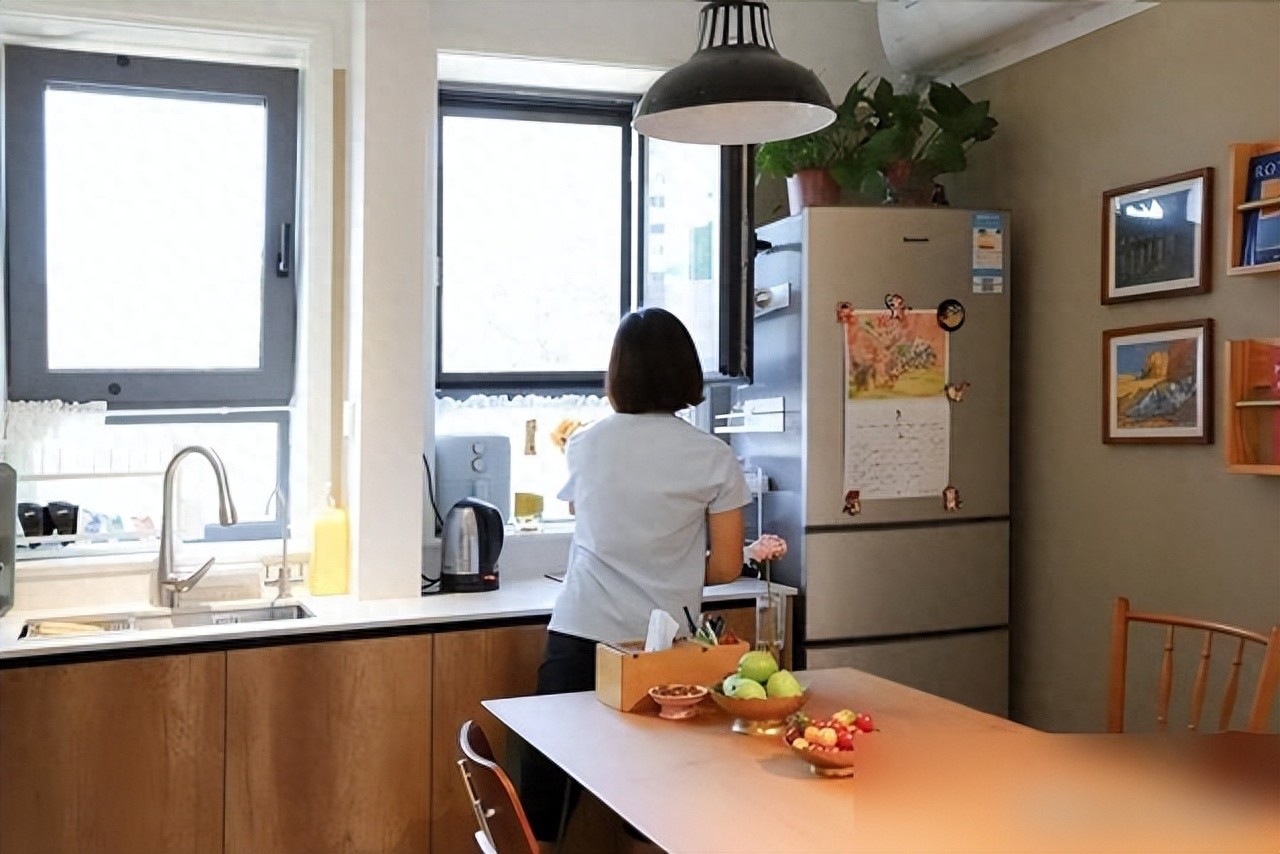Căn hộ cũ chỉ 49m&sup2; nhưng bước v&agrave;o ai cũng bất ngờ: Kh&ocirc;ng thừa nổi 10cm m&agrave; vẫn đủ ph&ograve;ng cho cả gia đ&igrave;nh - Ảnh 1.