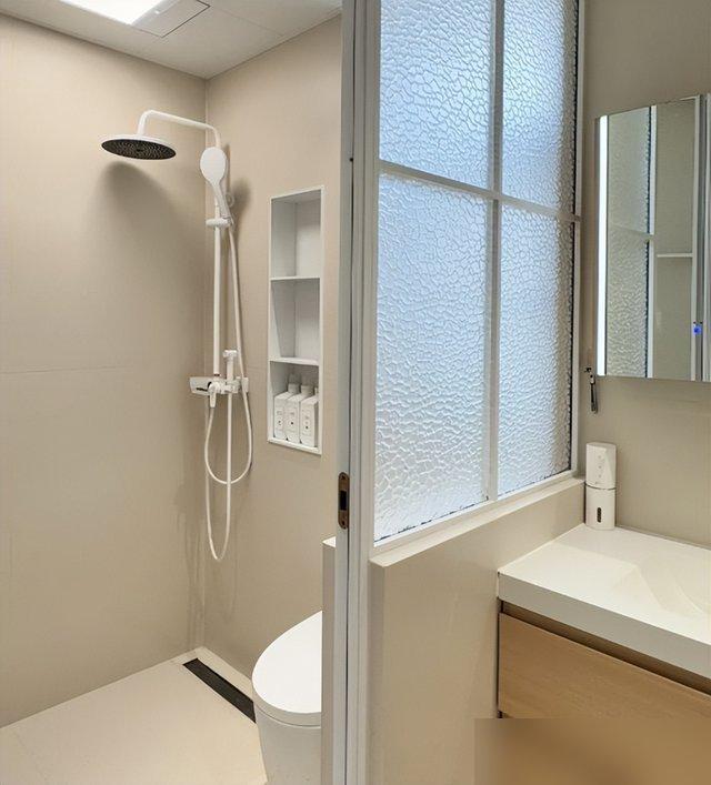 Ph&ograve;ng tắm kh&ocirc;ng đặt bồn rửa mặt, khu vệ sinh cũng được t&aacute;ch ri&ecirc;ng: C&aacute;ch bố tr&iacute; tưởng lạ nhưng ở l&acirc;u mới thấy qu&aacute; tiện - Ảnh 1.