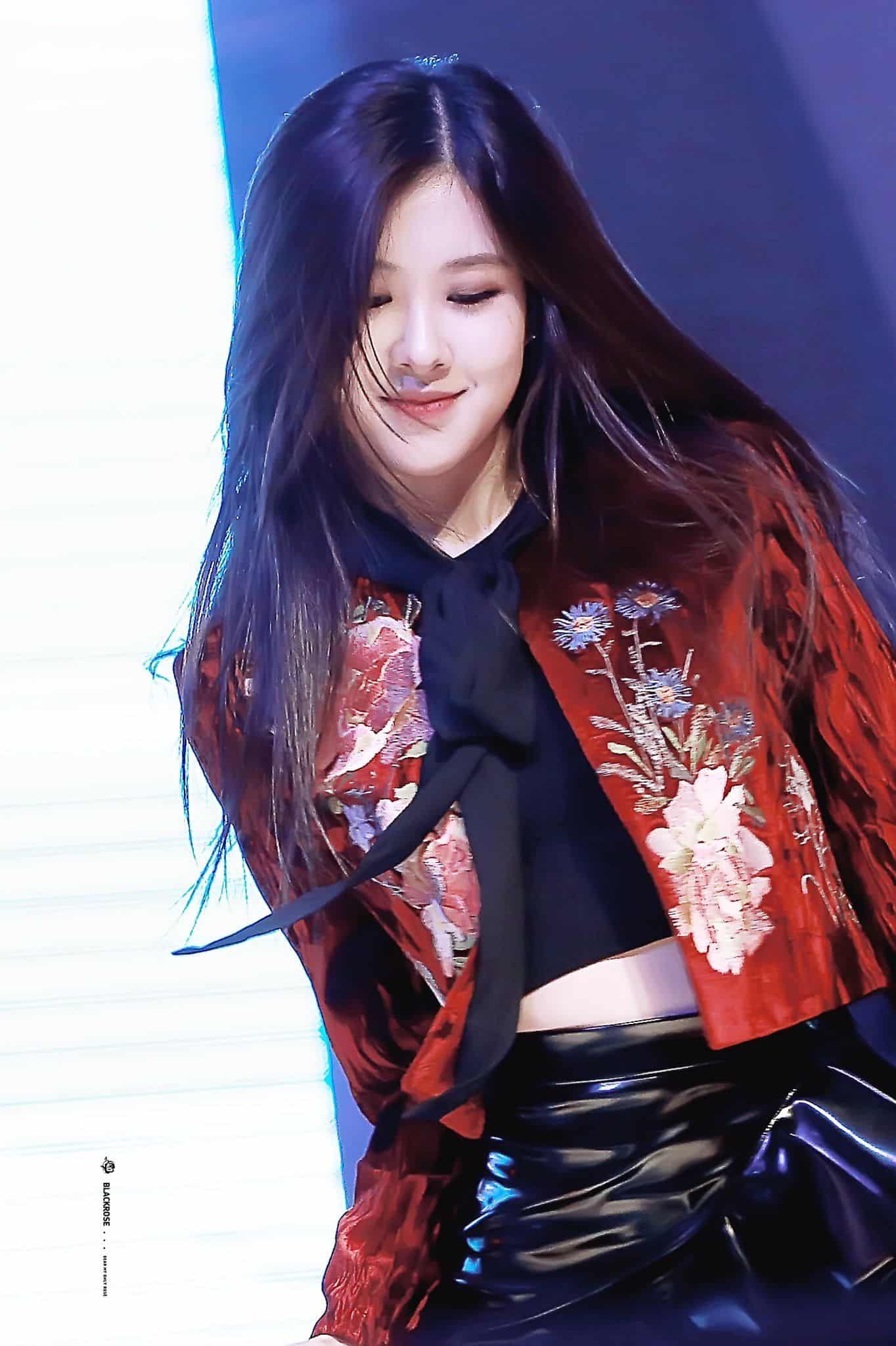 Rosé BLACKPINK thay đổi kiểu tóc: Khám phá hình ảnh mới mẻ và tự nhiên của nữ ca sĩ - Ảnh 14. Rosé BLACKPINK thay đổi kiểu tóc: Khám phá hình ảnh mới mẻ và tự nhiên của nữ ca sĩ - Ảnh 14.
