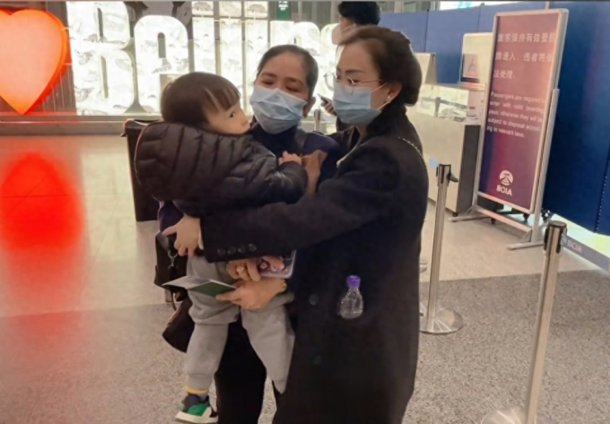 C&ocirc; g&aacute;i Việt y&ecirc;u ch&agrave;ng shipper ngh&egrave;o, ai ngờ cưới xong lại được mẹ chồng tặng cả gia t&agrave;i, sở hữu &ocirc;ng chồng c&oacute; 1-0-2- Ảnh 2.