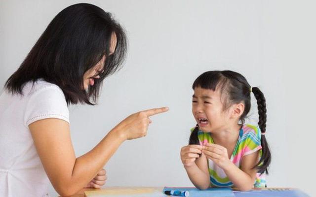V&igrave; sao cứ phải đợi bố mẹ qu&aacute;t, con mới chịu nghe lời? - Ảnh 1.