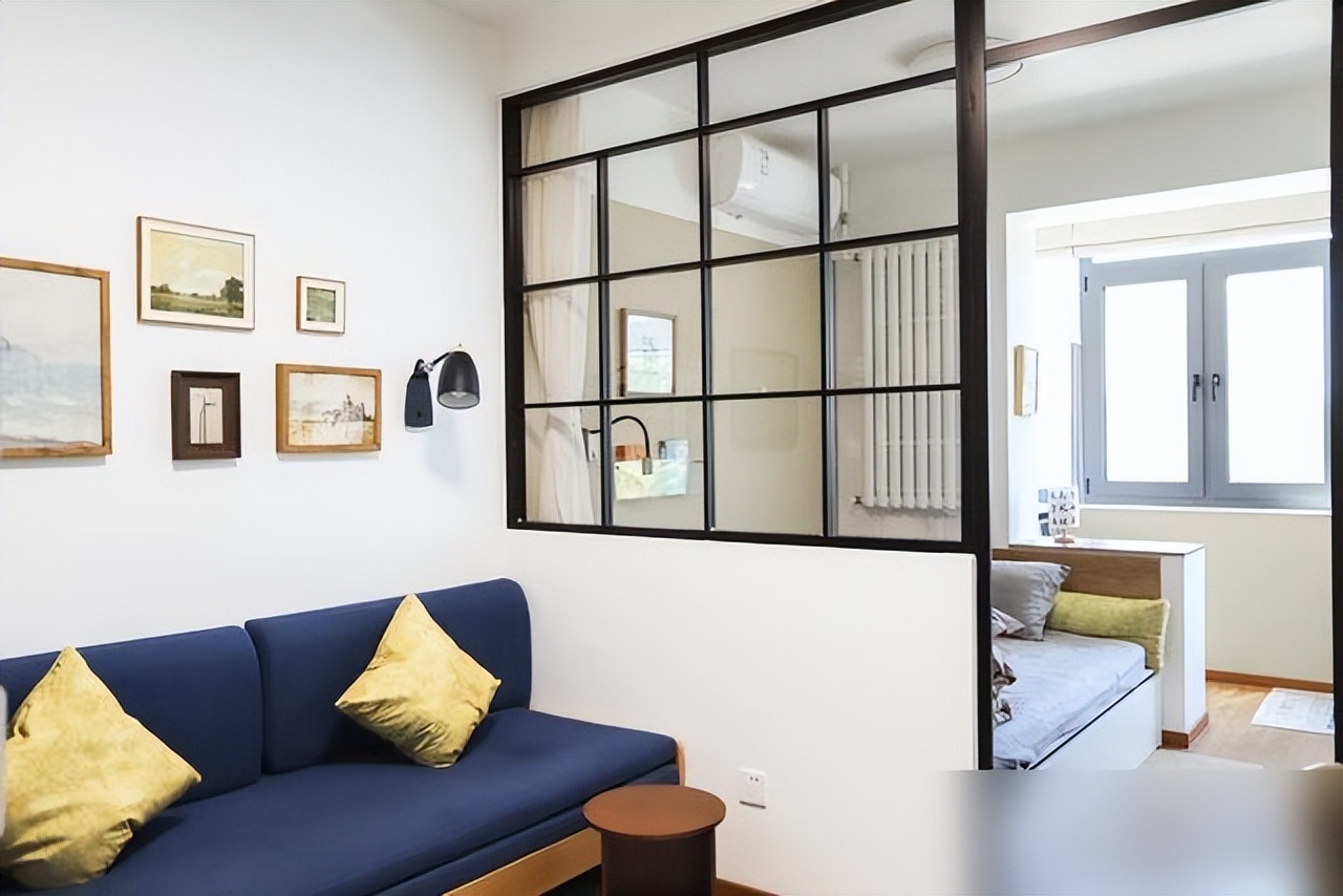 Căn hộ cũ chỉ 49m&sup2; nhưng bước v&agrave;o ai cũng bất ngờ: Kh&ocirc;ng thừa nổi 10cm m&agrave; vẫn đủ ph&ograve;ng cho cả gia đ&igrave;nh - Ảnh 4.
