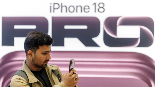 iPhone 18 Pro Max nặng 249g: cầm lâu có mỏi tay? - Ảnh 1. iPhone 18 Pro Max nặng 249g: cầm lâu có mỏi tay? - Ảnh 1.