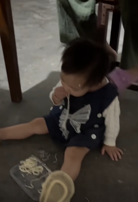 Đoạn clip dễ bị "phán" bố mẹ chả ra làm sao, nhưng những người từng trải nhìn cái cảnh liền đồng cảm ngay: Cứ có con đi rồi sẽ hiểu! - Ảnh 1.