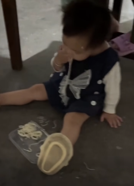 Đoạn clip dễ bị "phán" bố mẹ chả ra làm sao, nhưng những người từng trải nhìn cái cảnh liền đồng cảm ngay: Cứ có con đi rồi sẽ hiểu! - Ảnh 2.