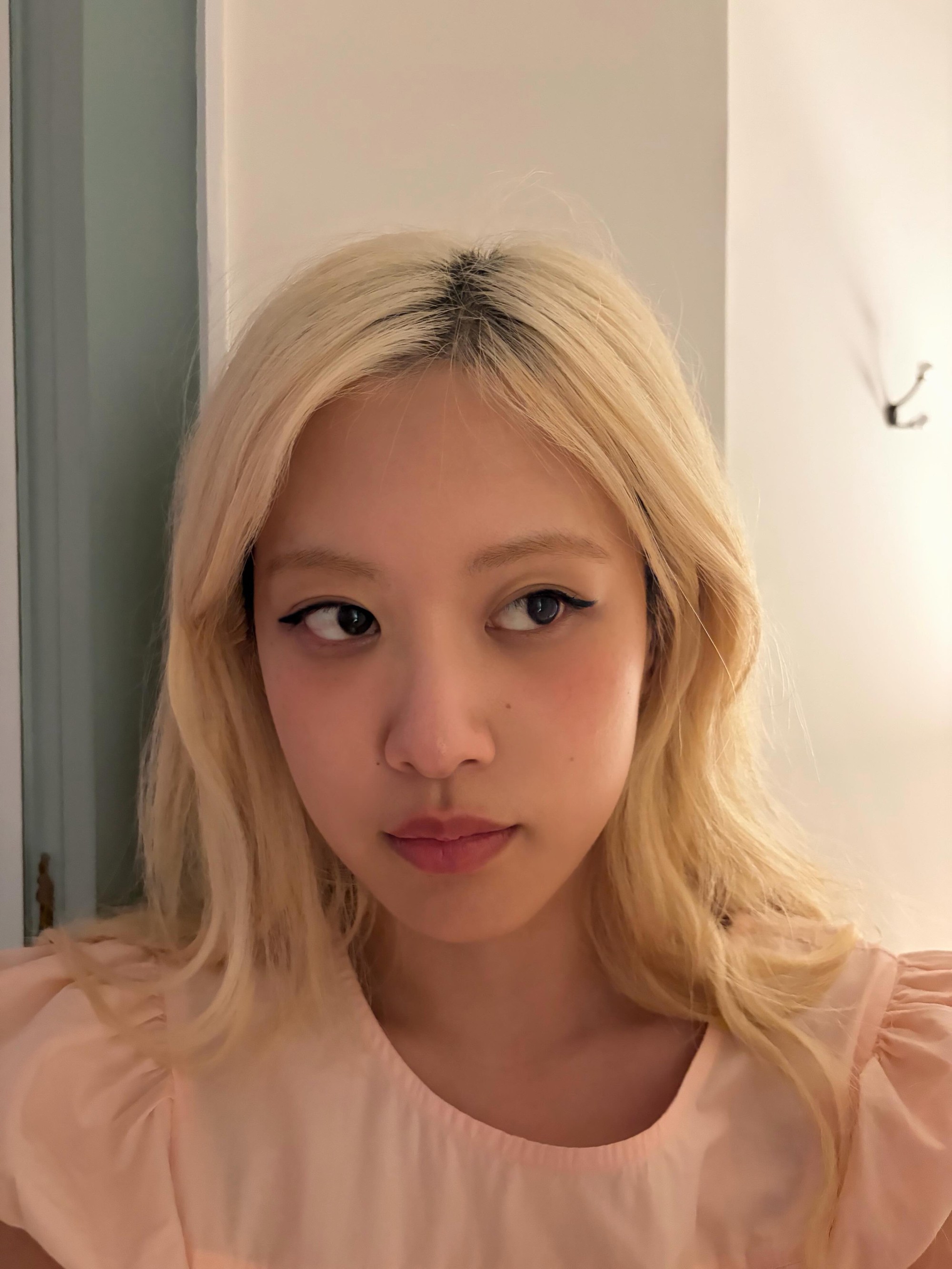 Rosé BLACKPINK thay đổi kiểu tóc: Khám phá hình ảnh mới mẻ và tự nhiên của nữ ca sĩ - Ảnh 2. Rosé BLACKPINK thay đổi kiểu tóc: Khám phá hình ảnh mới mẻ và tự nhiên của nữ ca sĩ - Ảnh 2.
