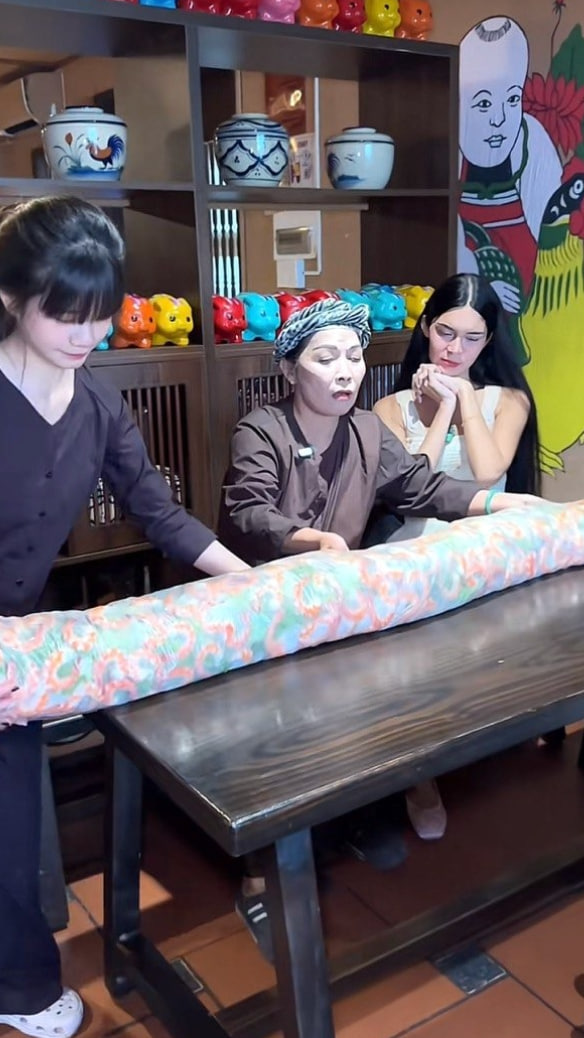 Thử th&aacute;ch gỏi cuốn 10kg tại Cơm qu&ecirc; Dượng Bầu: Chinh phục hay bội thực? - Ảnh 1.