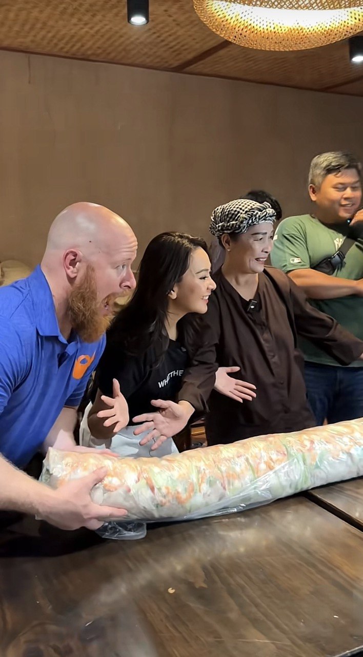 Thử th&aacute;ch gỏi cuốn 10kg tại Cơm qu&ecirc; Dượng Bầu: Chinh phục hay bội thực? - Ảnh 3.