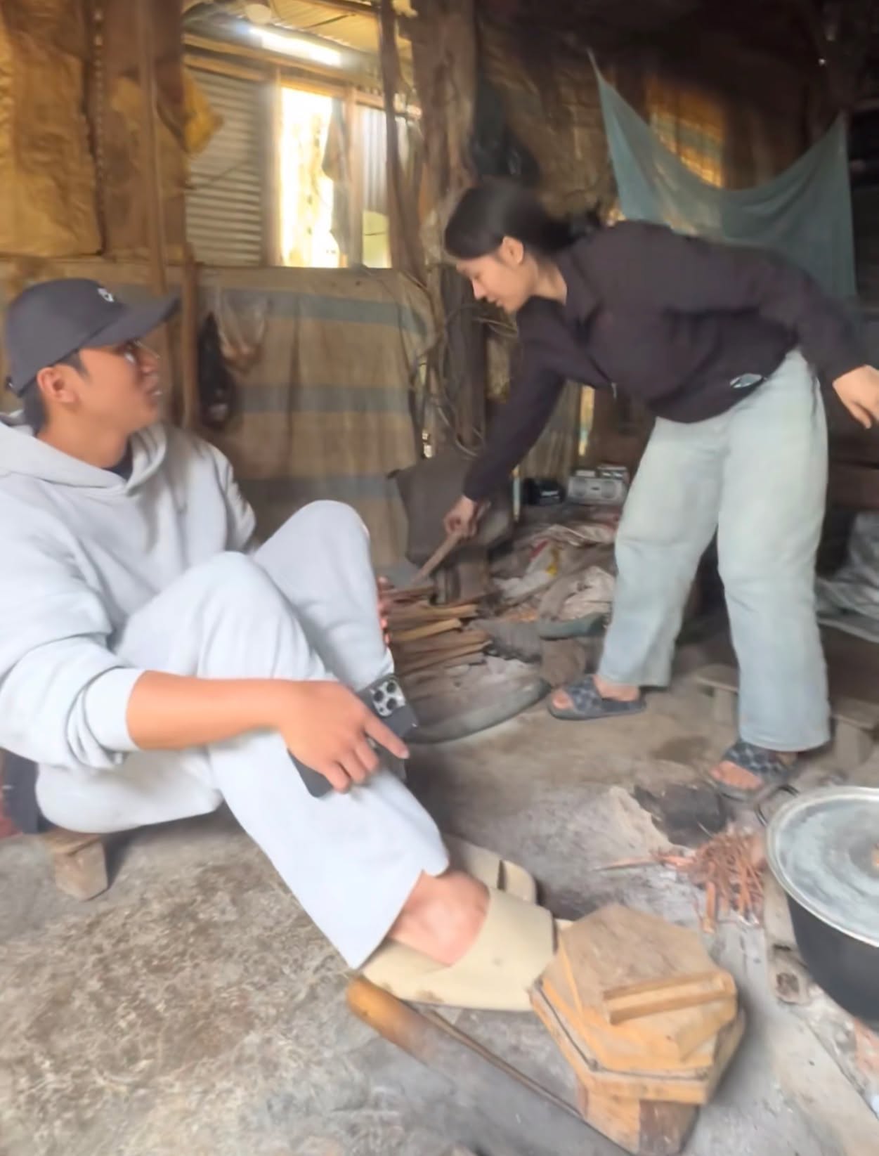 T&igrave;nh cờ va chạm xe, c&acirc;u chuyện ch&agrave;ng thiếu gia TP.HCM v&agrave; c&ocirc; g&aacute;i v&ugrave;ng cao cuốn hơn phim ng&ocirc;n t&igrave;nh, cả MXH thi nhau v&agrave;o đẩy thuyền - Ảnh 8.