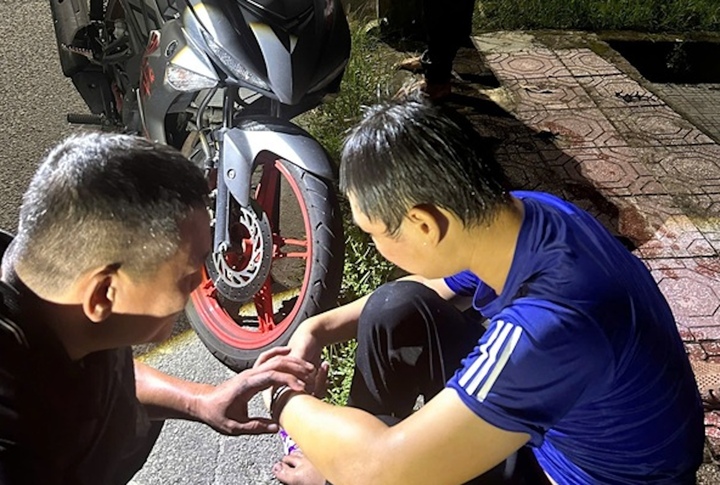 Đại &uacute;y C&ocirc;ng an TP Huế liều m&igrave;nh cứu nam thanh ni&ecirc;n tự tử giữa đ&ecirc;m tối - Ảnh 1.