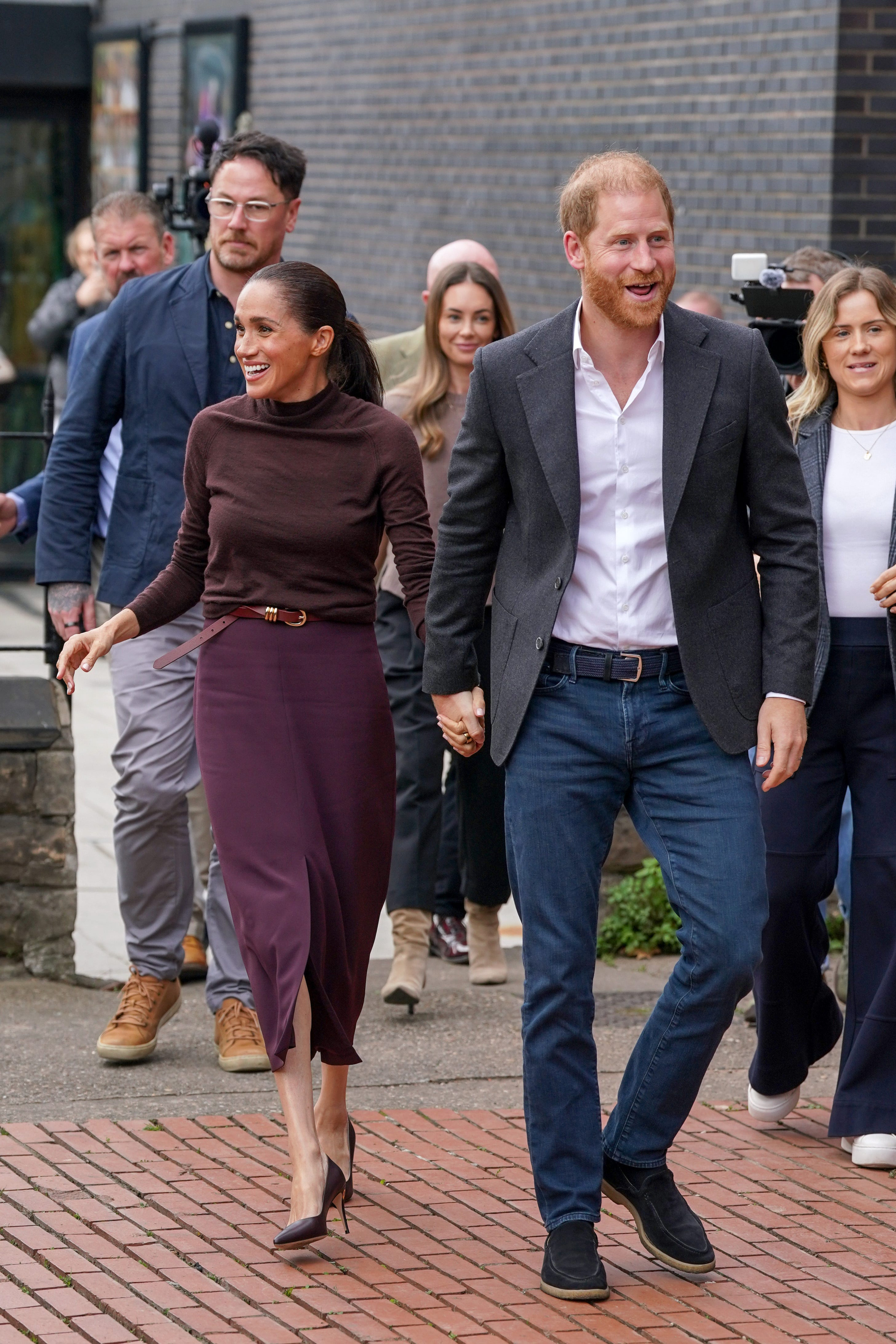 Meghan Markle t&aacute;i xuất tại Nottingham: Thời trang ấn tượng v&agrave; kỷ niệm đ&aacute;ng nhớ - Ảnh 3.