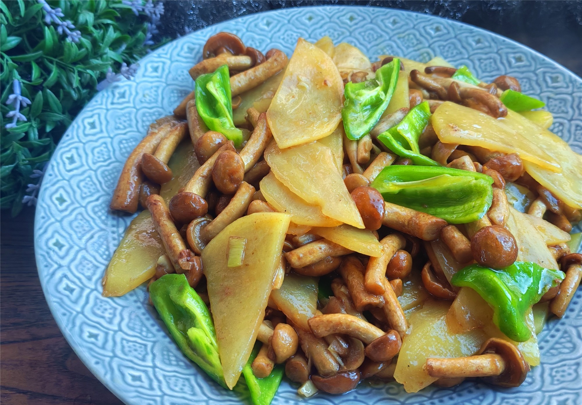 Khoai t&acirc;y đừng nấu canh, th&aacute;i l&aacute;t rồi kết hợp với nguy&ecirc;n liệu n&agrave;y th&agrave;nh m&oacute;n x&agrave;o cực ngon - Ảnh 1.