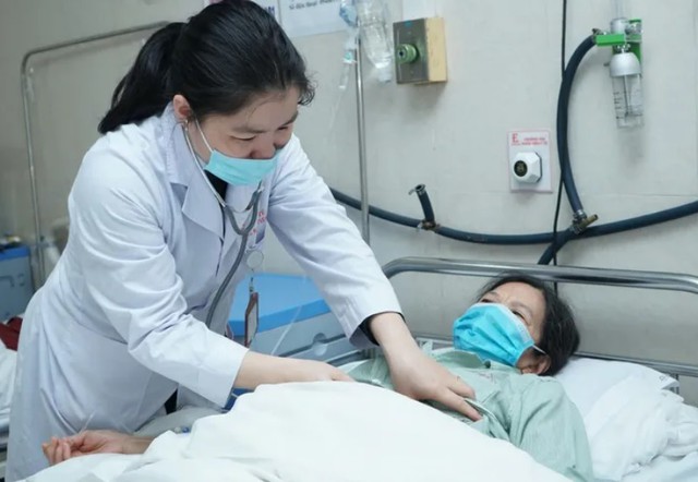 Vì sao có người mắc cúm vài ngày đã khỏi, người khác lại diễn biến nặng? Trẻ mắc cúm khi nào phải đi khám ngay? - Ảnh 1.