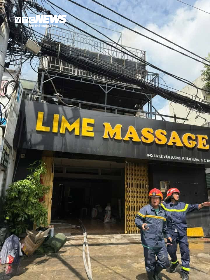 Ch&aacute;y tiệm massage 3 tầng ở tp . Hcm: Cảnh s&aacute;t khống chế hỏa hoạn kịp thời - Ảnh 2.