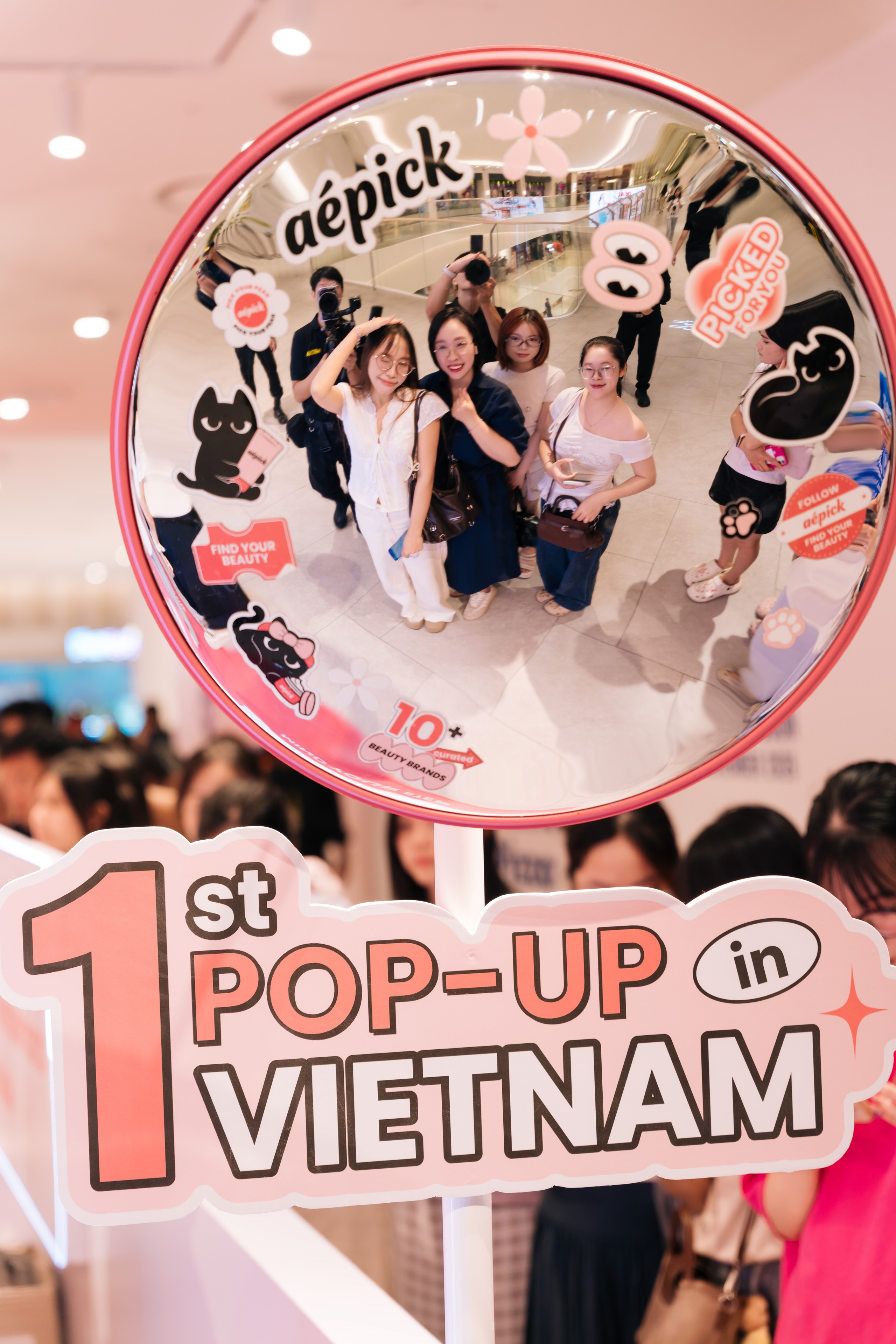 Gallery - Quân A.P và “búp bê Nga” Dasha Taran khuấy động pop-up aépick K-Beauty Wonderland tại Lotte Mall West Lake - image 2