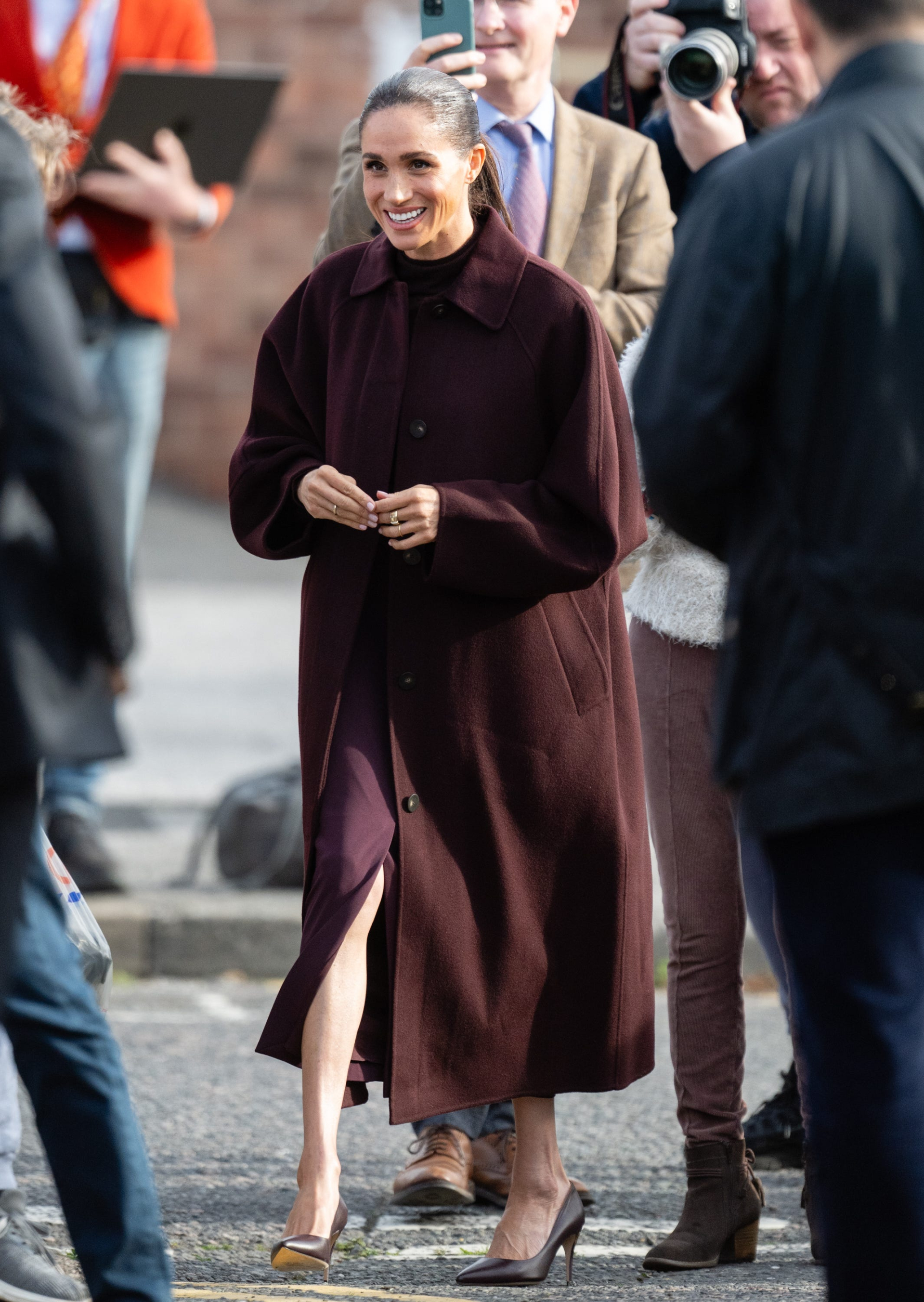 Meghan Markle t&aacute;i xuất tại Nottingham: Thời trang ấn tượng v&agrave; kỷ niệm đ&aacute;ng nhớ - Ảnh 2.