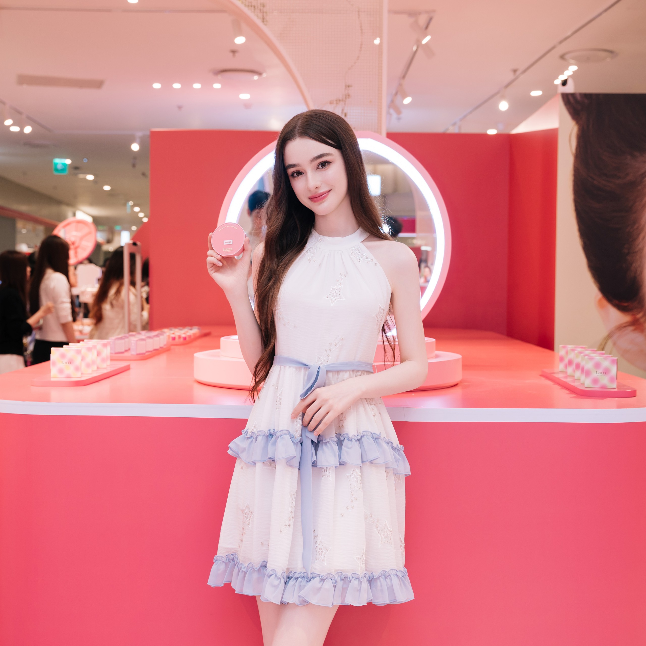Gallery - Quân A.P và “búp bê Nga” Dasha Taran khuấy động pop-up aépick K-Beauty Wonderland tại Lotte Mall West Lake - image 5