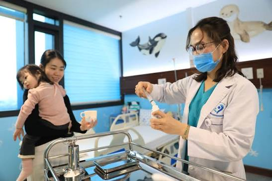 Vì sao có người mắc cúm vài ngày đã khỏi, người khác lại diễn biến nặng? Trẻ mắc cúm khi nào phải đi khám ngay? - Ảnh 4.