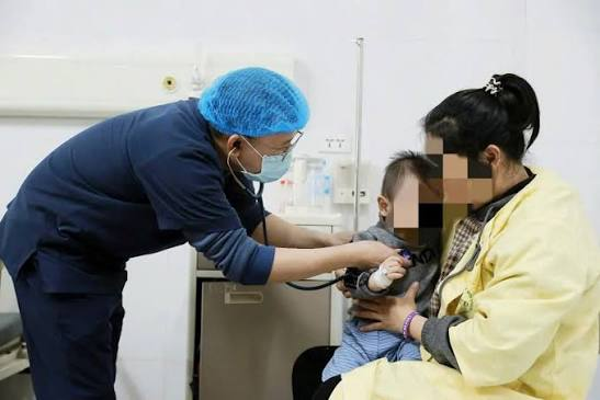 Vì sao có người mắc cúm vài ngày đã khỏi, người khác lại diễn biến nặng? Trẻ mắc cúm khi nào phải đi khám ngay? - Ảnh 5.