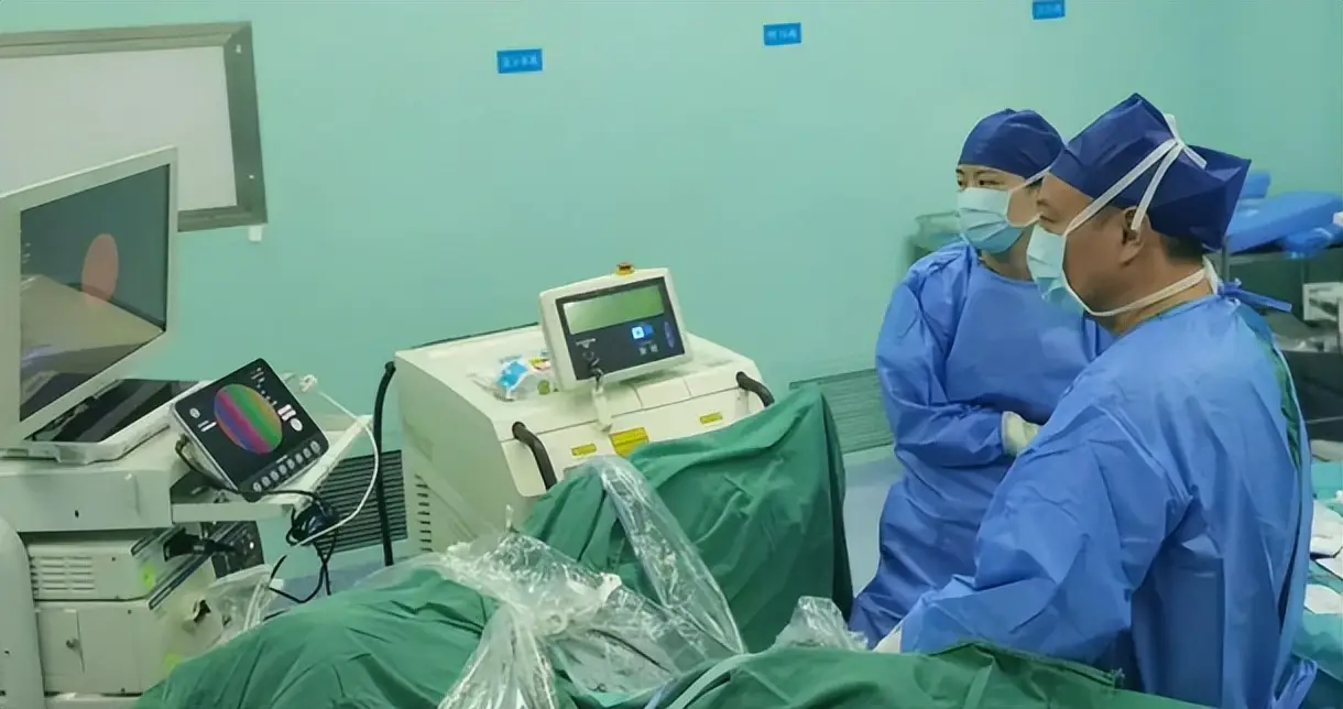 Chàng trai 25 tuổi bất ngờ phát hiện ung thư bàng quang sau khi phớt lờ 1 dấu hiệu khi đi vệ sinh - Ảnh 1.