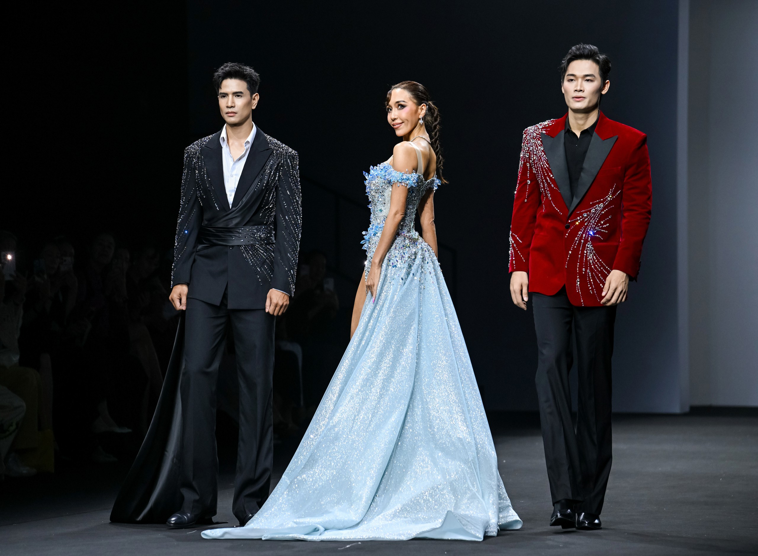 Gallery - Trịnh Bảo, Trần Tiến Dũng bất ngờ hội ngộ với Mister Cosmo China 2026 tại Thượng Hải  - image 5