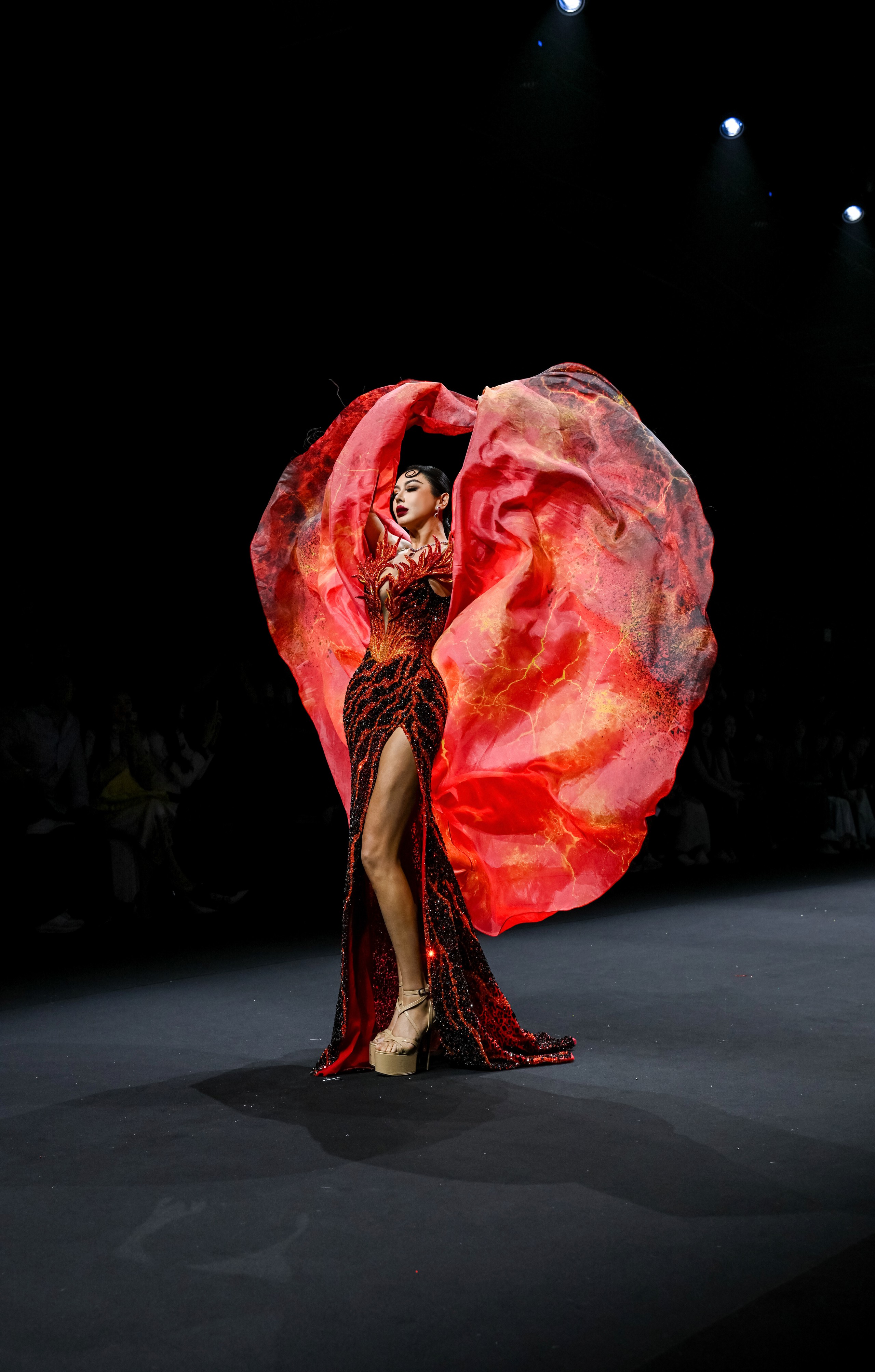 Gallery - Trịnh Bảo, Trần Tiến Dũng bất ngờ hội ngộ với Mister Cosmo China 2026 tại Thượng Hải  - image 6