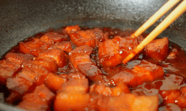 Đ&acirc;y l&agrave; c&aacute;ch nấu thịt ba chỉ kho ngon nhất: Kh&ocirc;ng cần th&ecirc;m một giọt nước n&agrave;o m&agrave; m&agrave;u đỏ b&oacute;ng v&agrave; mềm ngon - Ảnh 4.