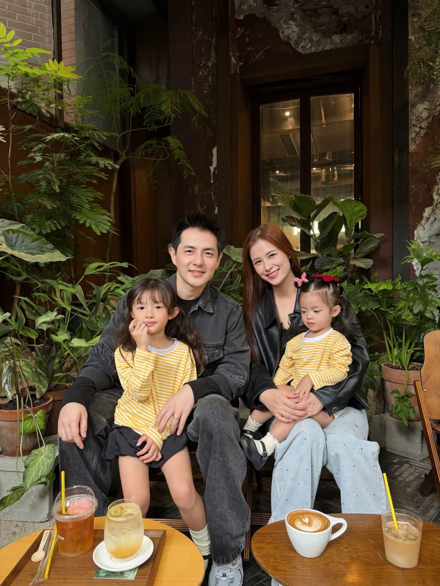Đ&ocirc;ng Nhi đ&oacute;n sinh nhật ở Trung Quốc, khoe ảnh gia đ&igrave;nh ngọt ng&agrave;o b&ecirc;n &ocirc;ng x&atilde;, visual 2 &aacute;i nữ khiến d&acirc;n mạng xu&yacute;t xoa: Đồng loạt &ldquo;xin v&iacute;a bỏ bụng&rdquo; - Ảnh 4.