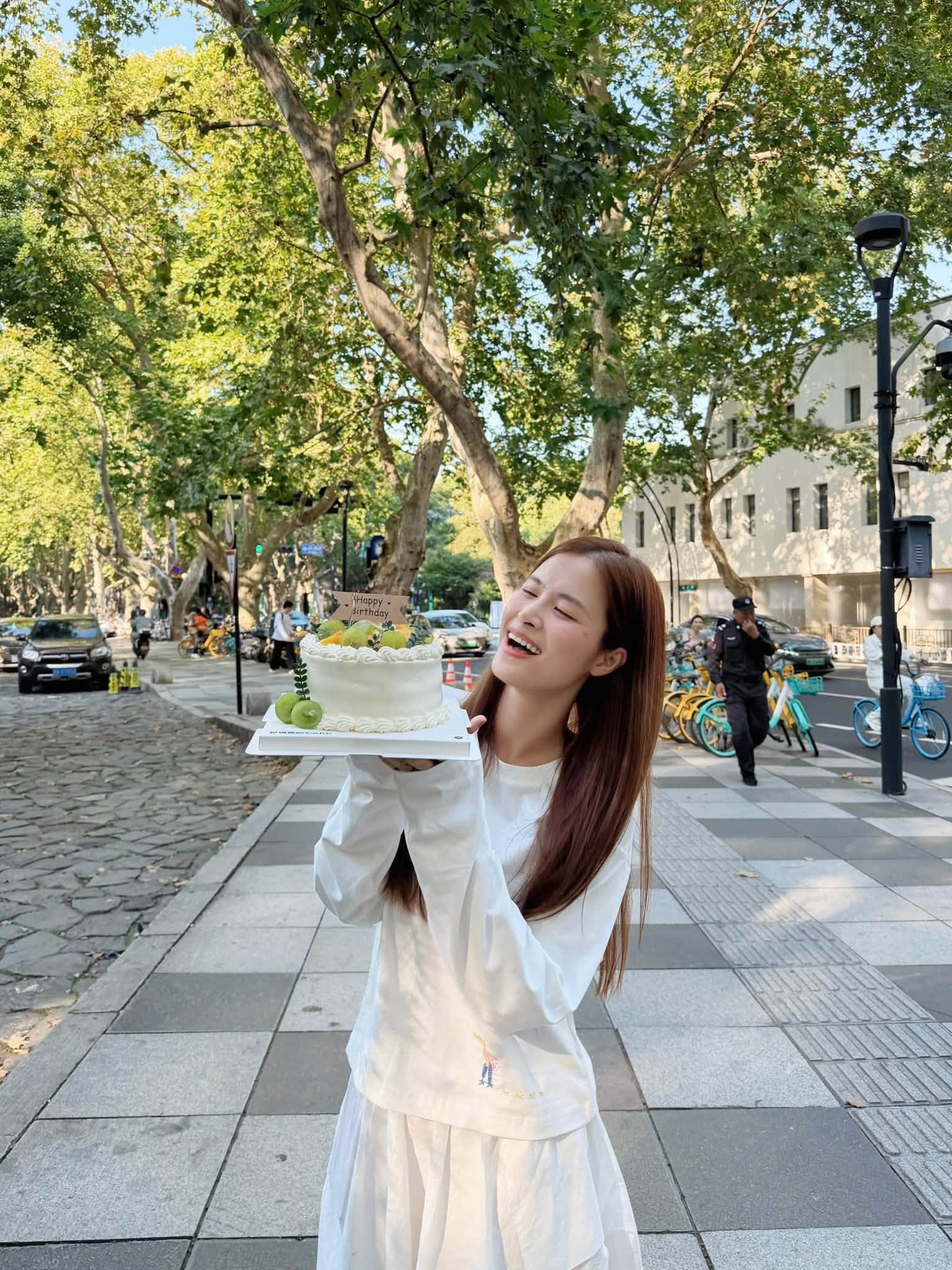 Đ&ocirc;ng Nhi đ&oacute;n sinh nhật ở Trung Quốc, khoe ảnh gia đ&igrave;nh ngọt ng&agrave;o b&ecirc;n &ocirc;ng x&atilde;, visual 2 &aacute;i nữ khiến d&acirc;n mạng xu&yacute;t xoa: Đồng loạt &ldquo;xin v&iacute;a bỏ bụng&rdquo; - Ảnh 1.