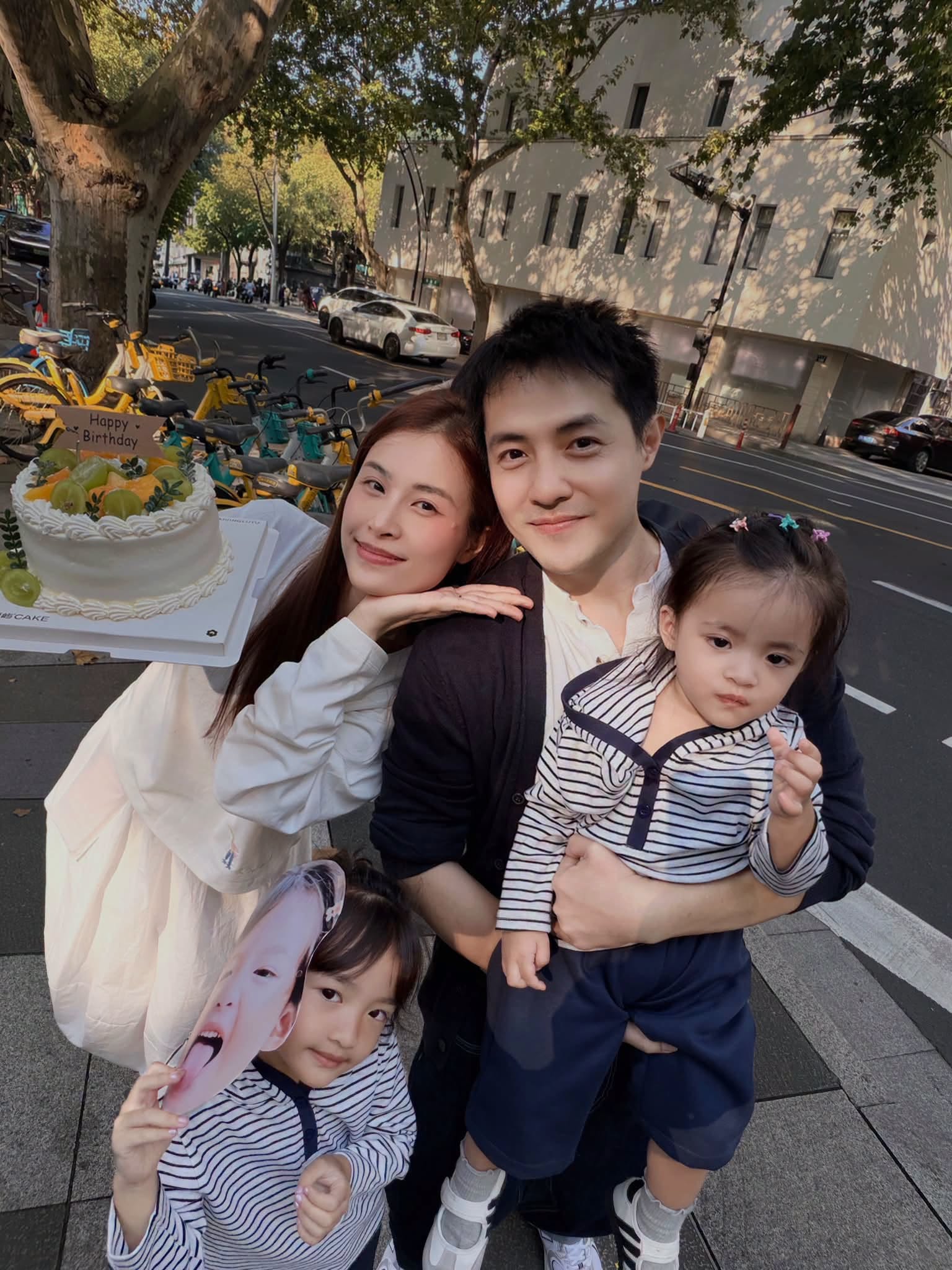 Đ&ocirc;ng Nhi đ&oacute;n sinh nhật ở Trung Quốc, khoe ảnh gia đ&igrave;nh ngọt ng&agrave;o b&ecirc;n &ocirc;ng x&atilde;, visual 2 &aacute;i nữ khiến d&acirc;n mạng xu&yacute;t xoa: Đồng loạt &ldquo;xin v&iacute;a bỏ bụng&rdquo; - Ảnh 6.